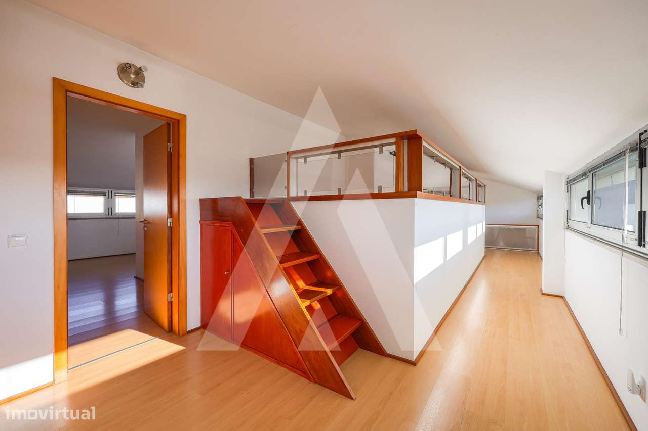 Apartamento T2 duplex e com mezanine junto ao CC Glicínias!