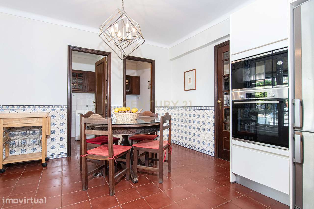 T4 +1 com jardim, piscina e garagem-10