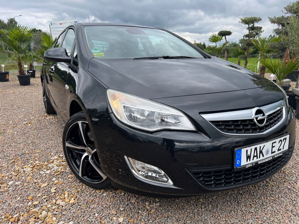Opel Astra J 1.6 Design Edition 2011