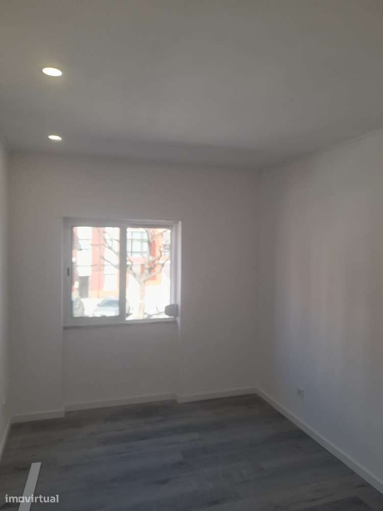 Apartamento T2 com varanda na Baixa da Banheira-26