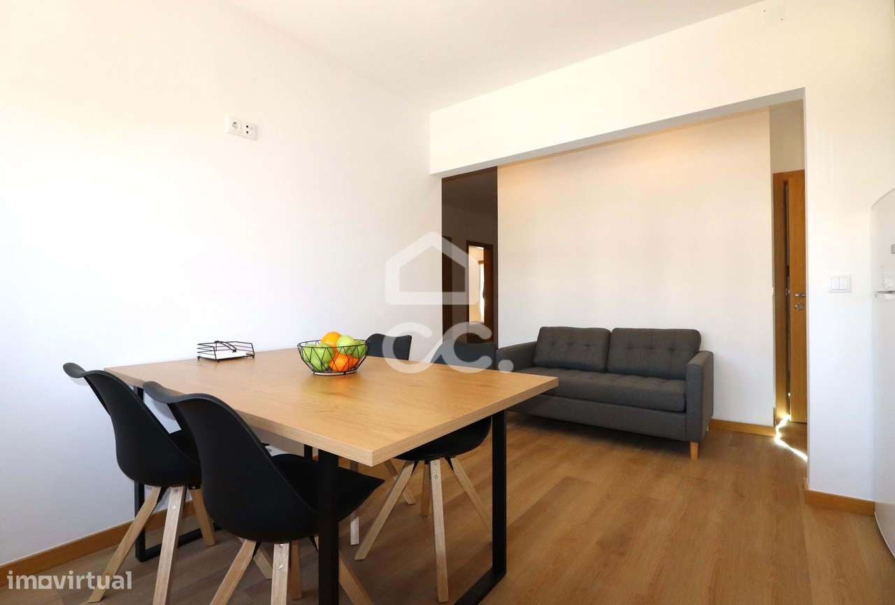 Moradia totalmente remodelada com 6 apartamentos T2 junto à Dias da Si-18