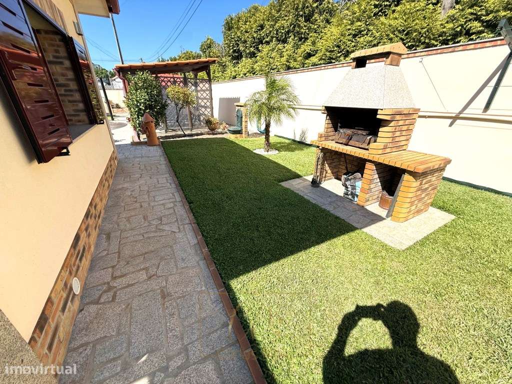 Moradia térrea e isolada, com piscina e inserida em 2 lotes na Póvo...-16