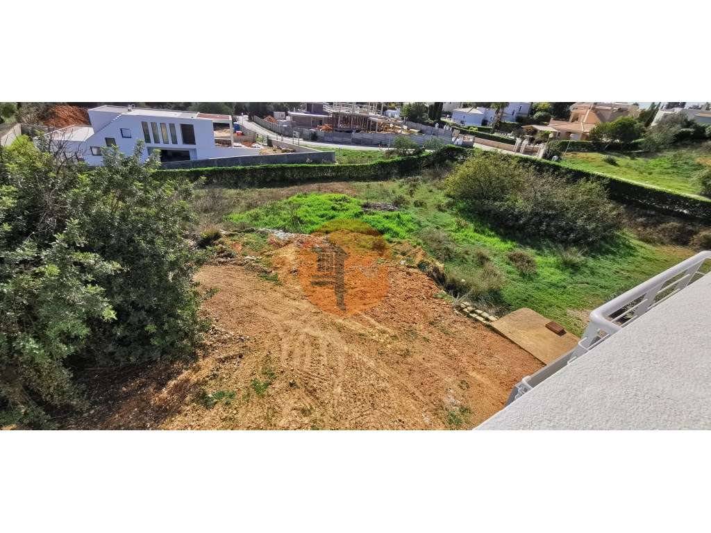 Moradia totalmente renovada numa zona calma onde predomina a habita...-52