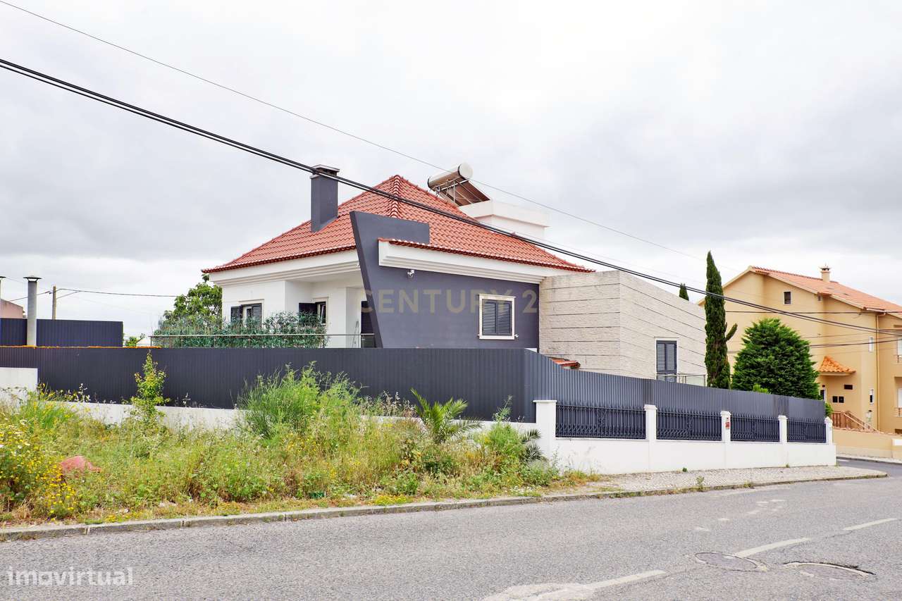 Moradia Isolada com 5 Quartos em Odivelas-1