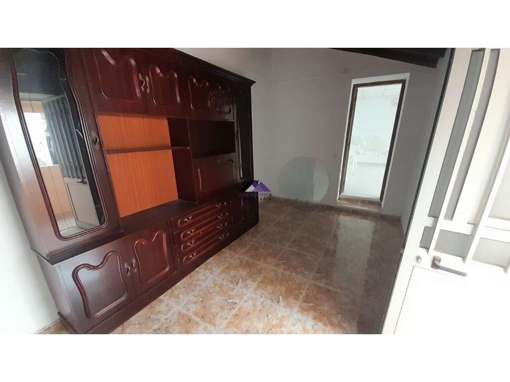 Casa Térrea para Recuperar nas Hortas com Grande Potencial-23