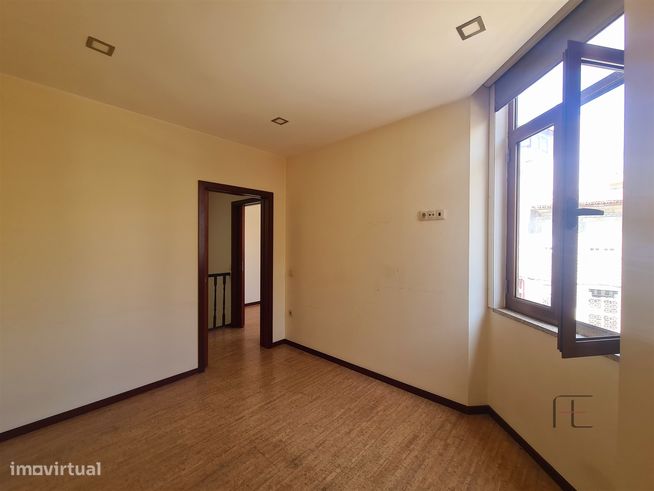 Casa de dois pisos com quintal, Junto Av. Fernão de Magalhães, Porto-16
