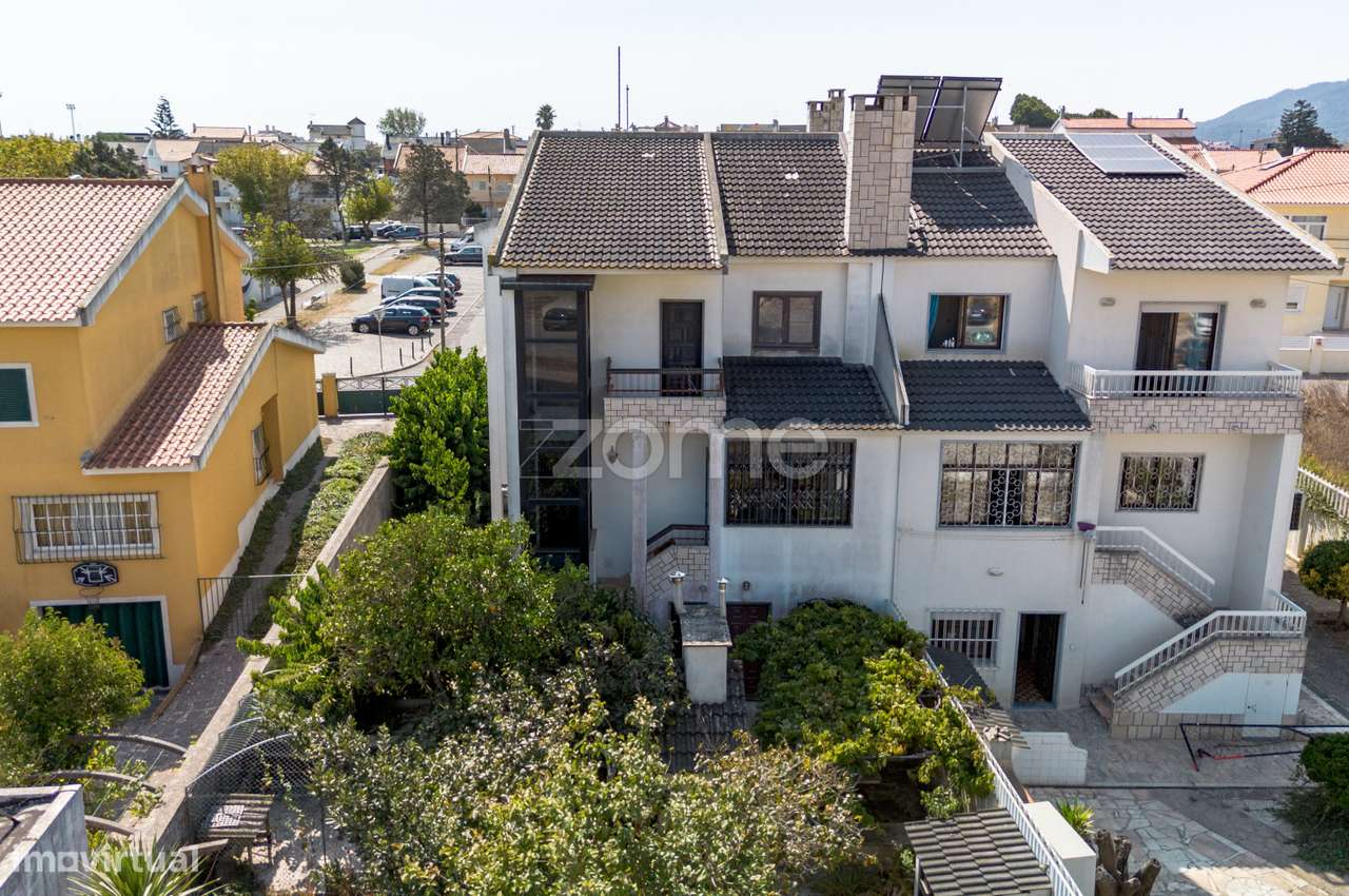 Moradia T4 (espaçosa) em Casais de Mem Martins-39