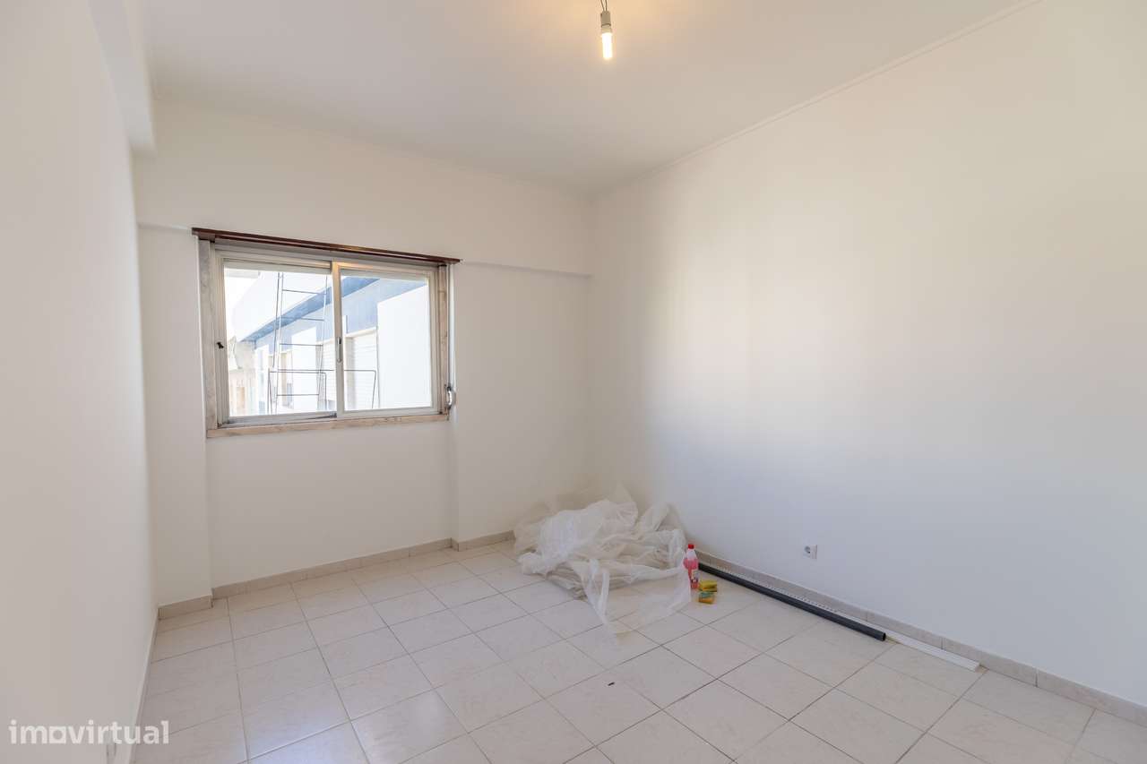 Apartamento T2 com varanda em Amora, Bem localizado - Grande imagem: 4/16