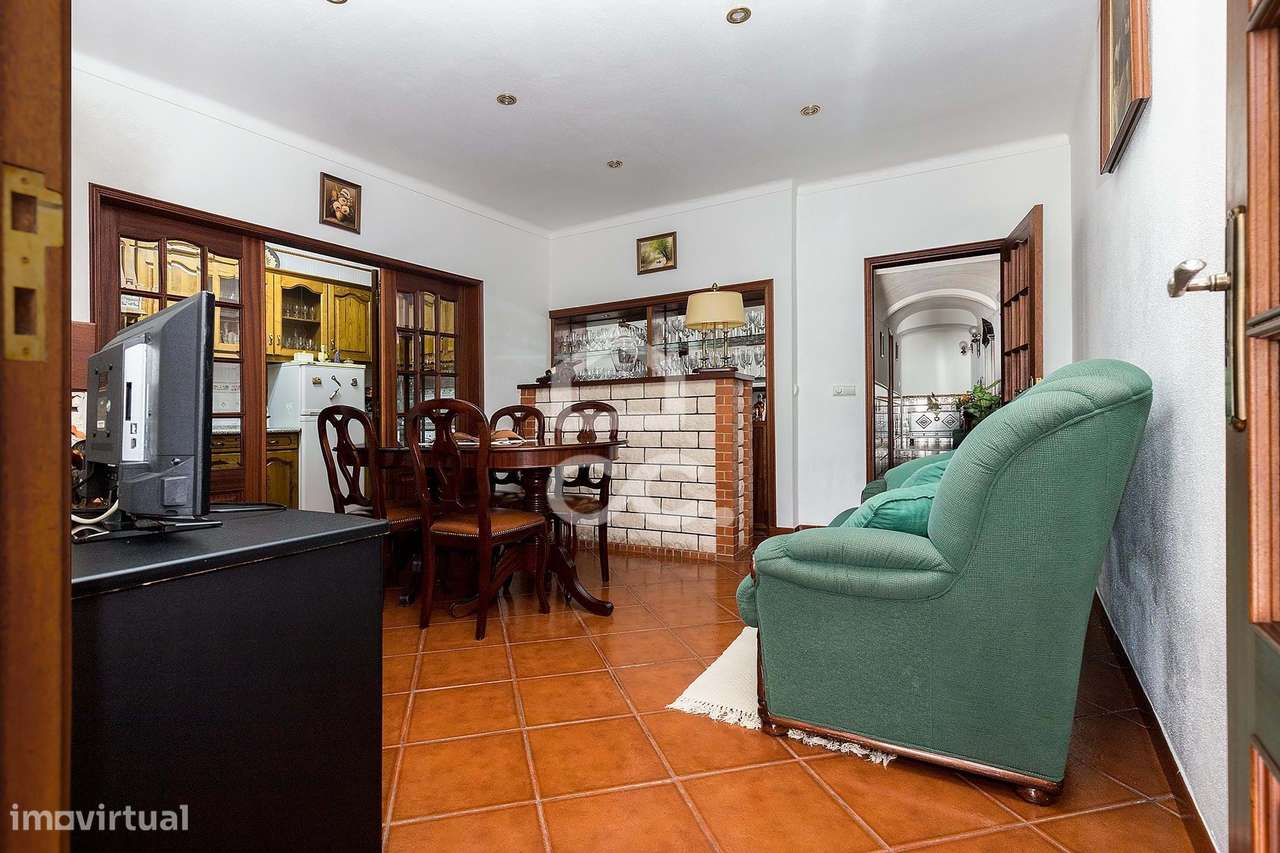 Prédio c/ 4 frações: Duas Moradias T2 e Dois Espaços de Comércio | Vim - Grande imagem: 4/60