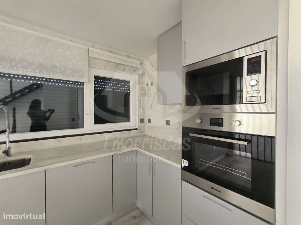 Moradia T2+1 geminada com piscina em Fernão Ferro - Grande imagem: 5/28