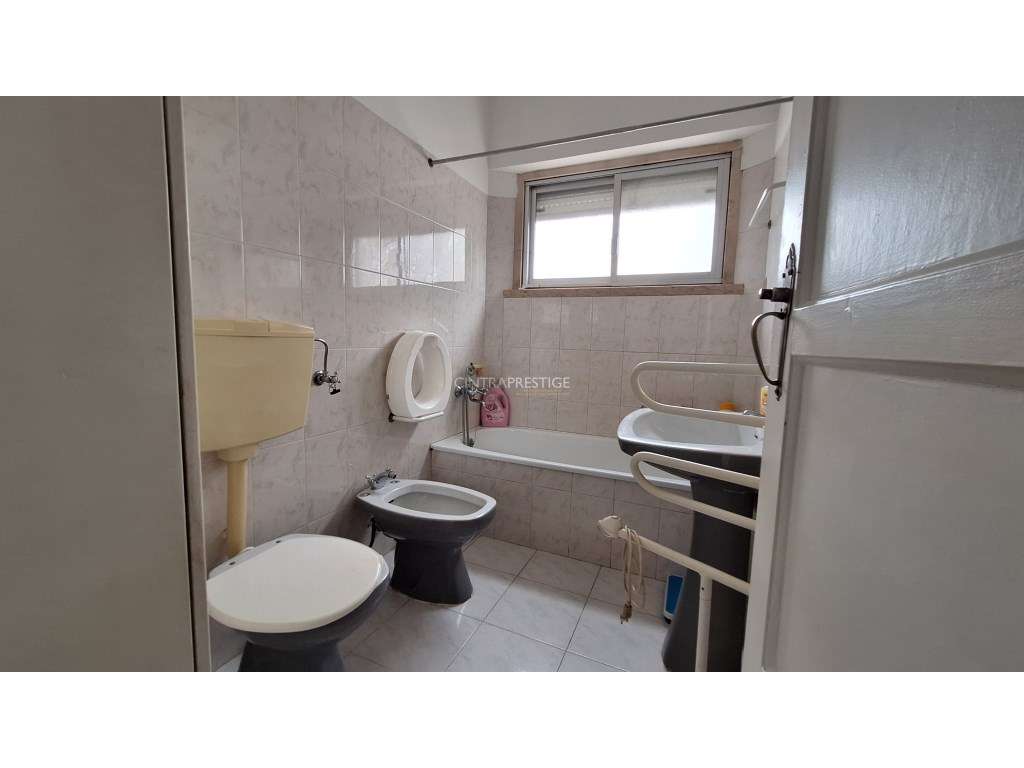 Moradia T4 com quintal e garagem em Algueirão-26