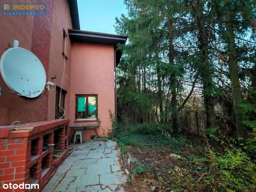 Zielona enklawa w mieście – dom z potencjałem!-6