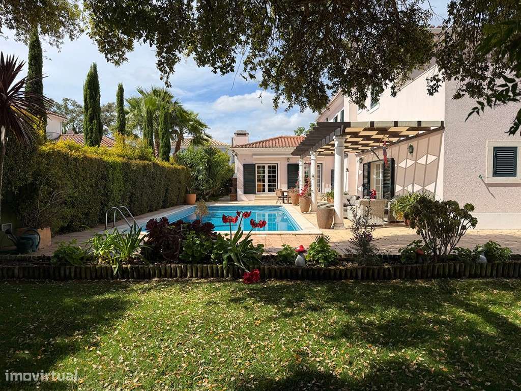 Moradia com Piscina, lote de 865 m2, a vendas nas Casas de Azeitão-0