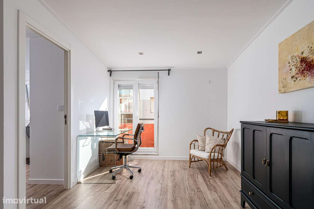 T2+1 Dúplex Remodelado com 4 Varandas e Vista Cristo Rei – Almada-16