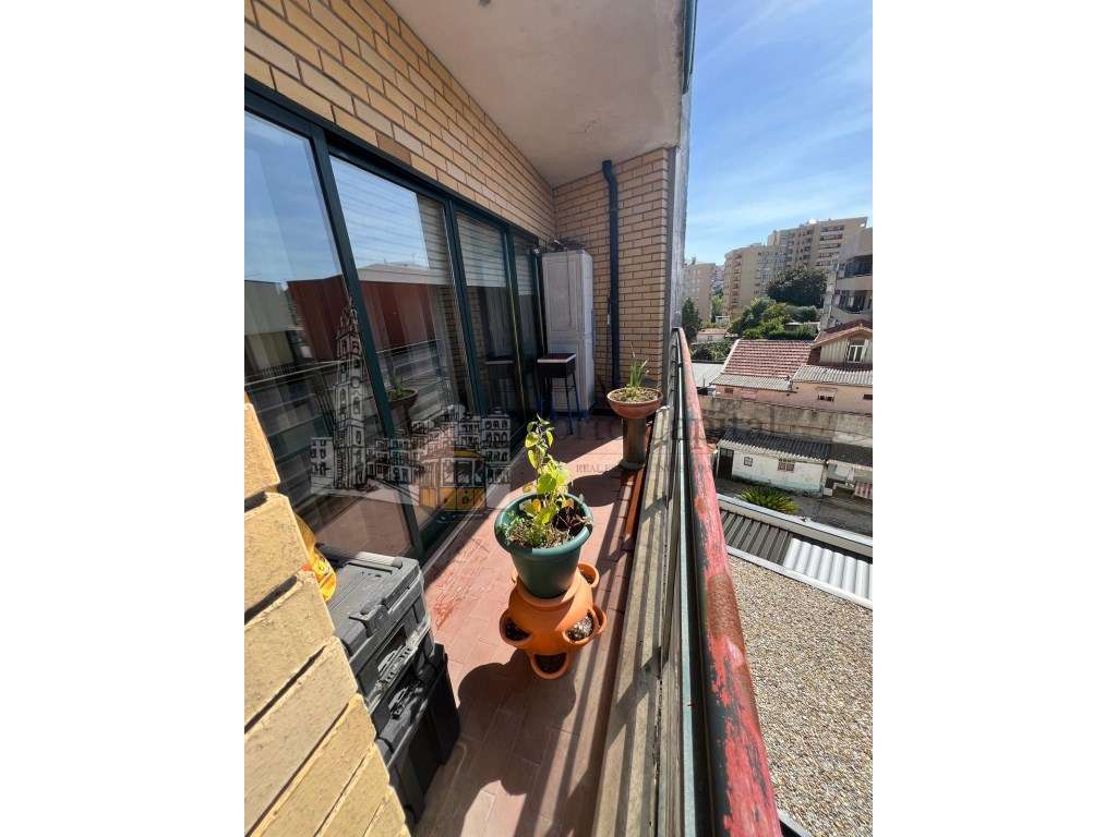 EXCELENTE APARTAMENTO T2+1 (MAIS ESCRITORIO), COM 3 FRENTES, VARAND... - Grande imagem: 5/24