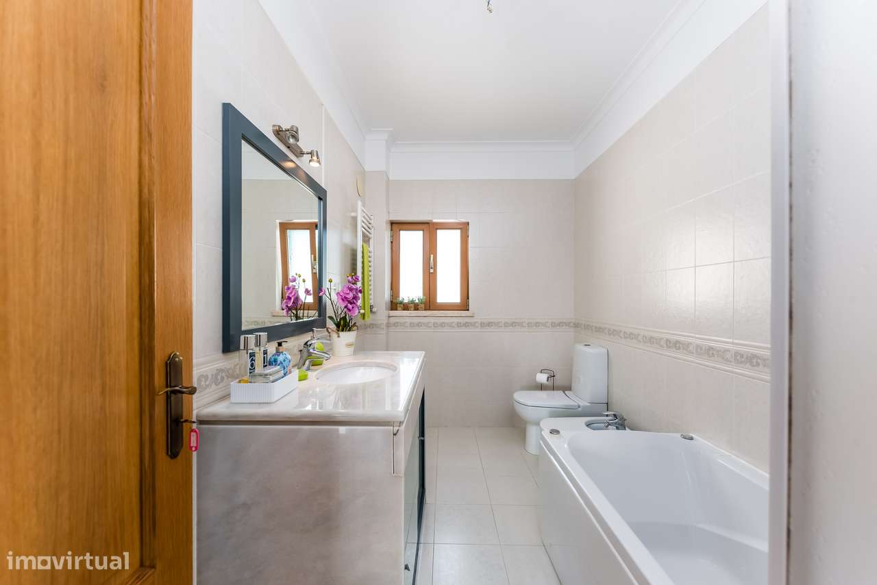 Moradia Isolada com 5 quartos| 2 Suite | Garagem e Sótão | 5m Metro-29