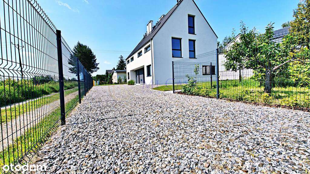 Funkcjonalny dom z dodatkowym pokojem na parterze-14