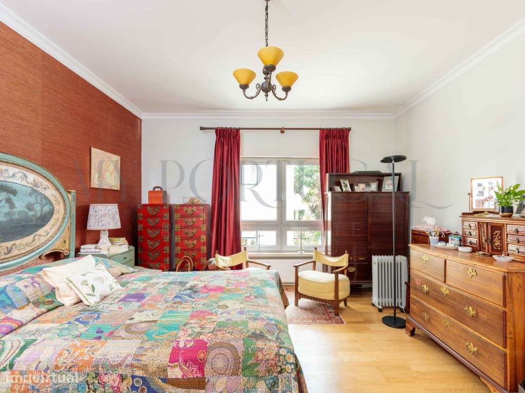 Elegância e História no Estoril: T2 com Vista Piscina no Condomínio...-7