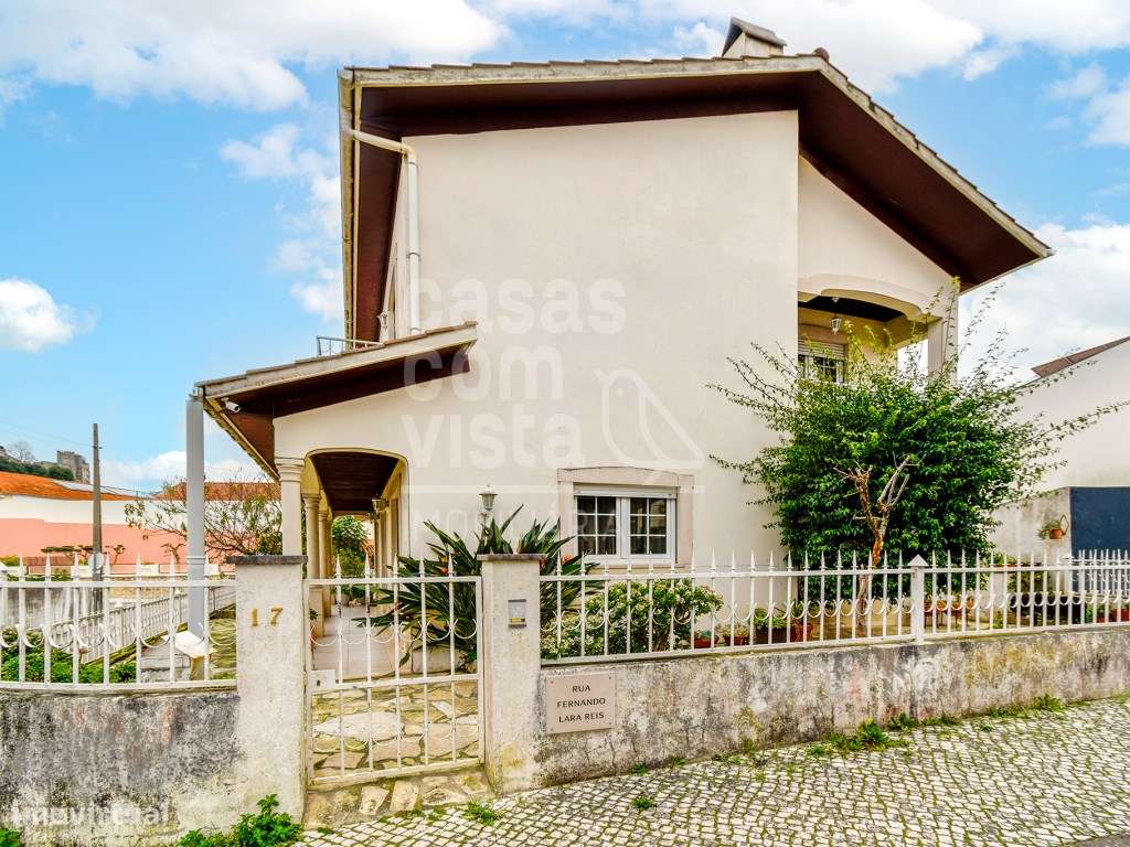 Moradia T4 em Leiria com garagem dupla e cave, ideal para projeto d...-22