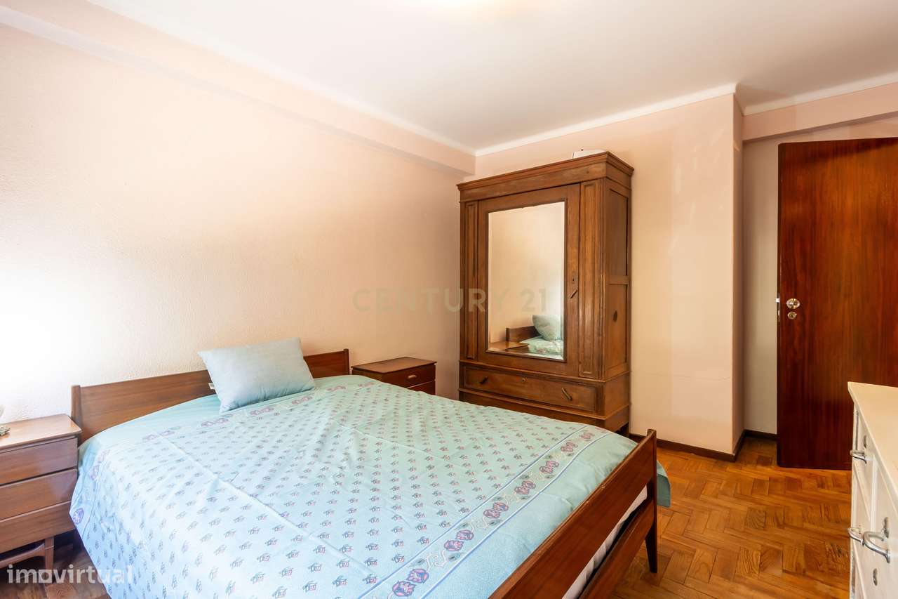 T1 em Caselas com varanda e vista desafogada – Excelente oportunidade-15