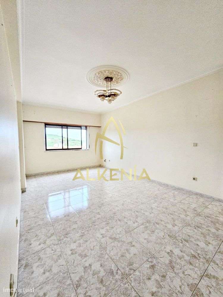 Excelente T2 com Arrecadação e Elevadores, no Casal do Cotão-3