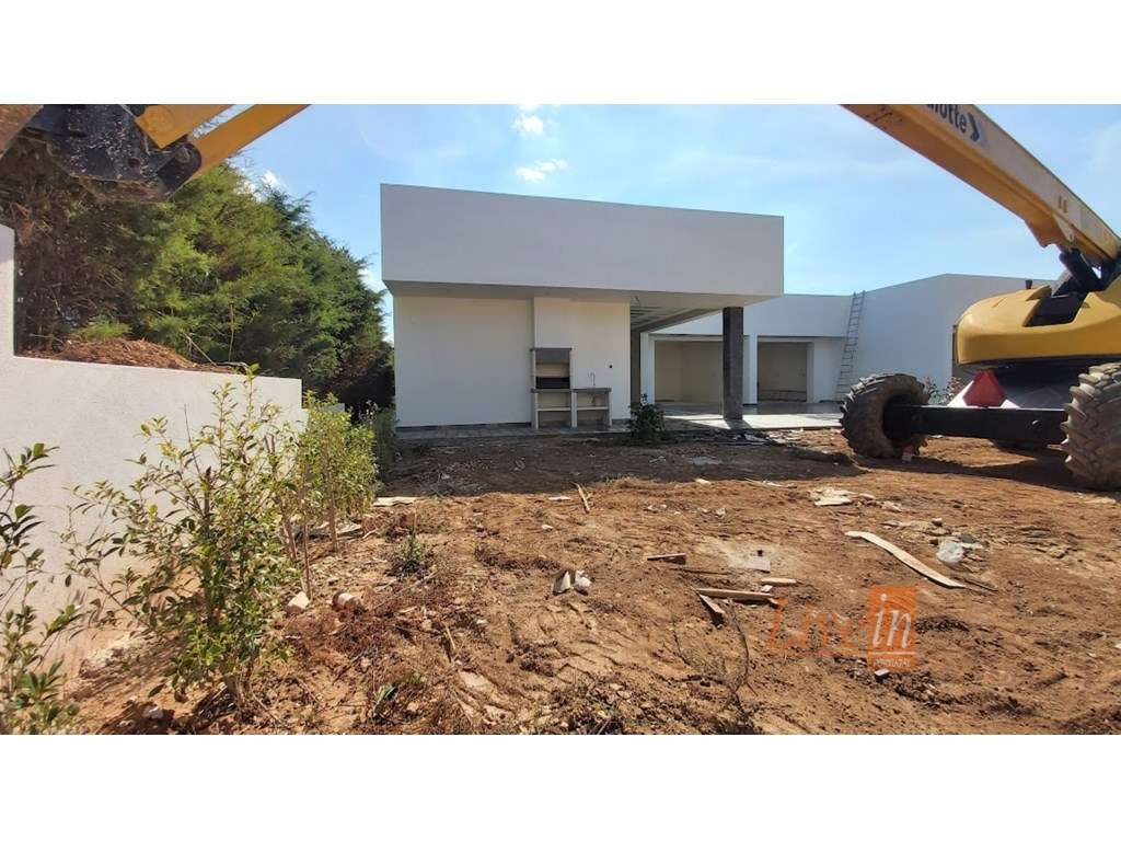 Quinta com Moradia T4 Isolada na Azueira em Mafra-16