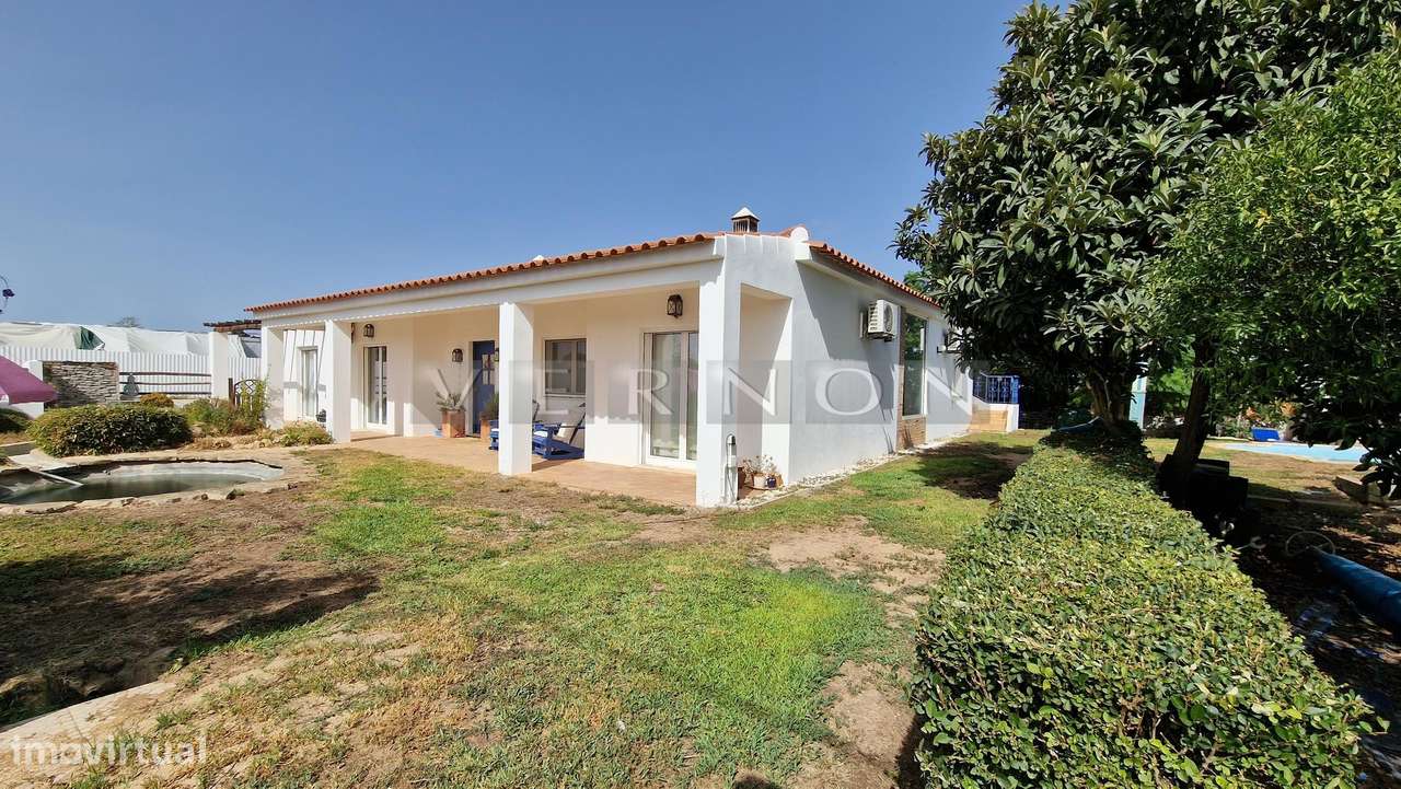 Charmosa e espaçosa moradia com 3 quartos e piscina para venda entre L-33