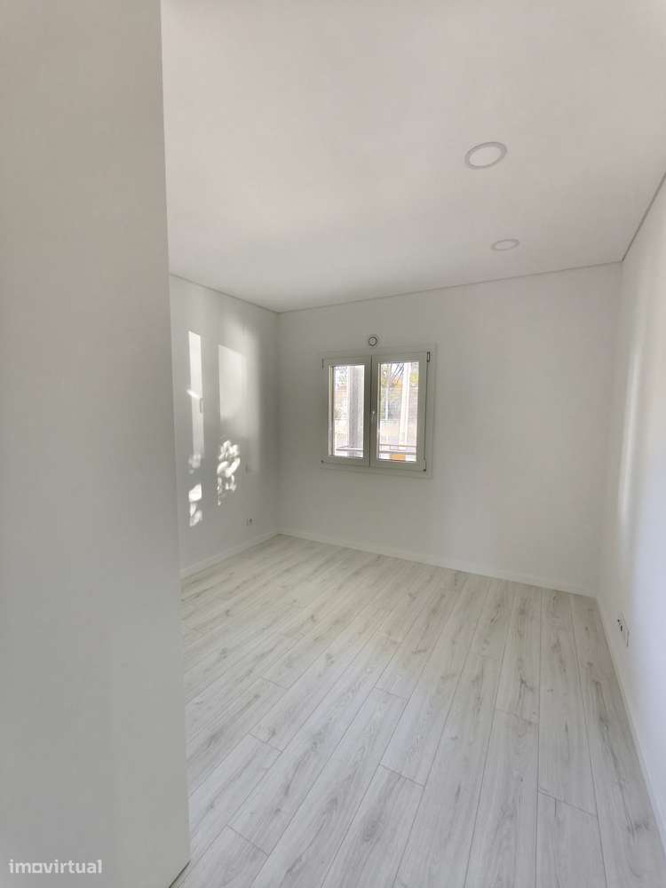 Apartamento T2 Novo c/ 2 Parques de Estacionamento-5