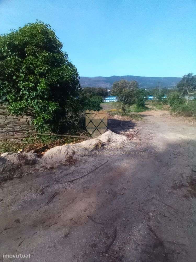 Oportunidade Única: Terreno com 4 Casas para Restauro em Zona de Ref?-8