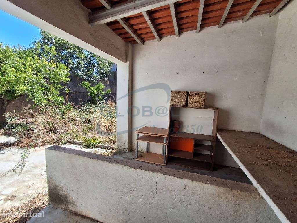 Moradia T3 no Centro de Vila Moreira - com logradouro, anexos e fre...-7