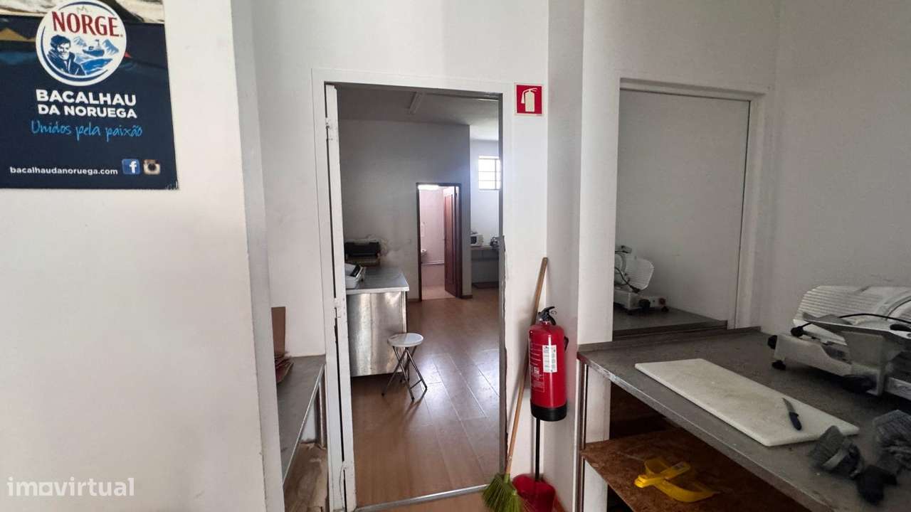 Supermercado T0 Trespasse em Paços de Brandão,Santa Maria da Feira - Grande imagem: 2/10