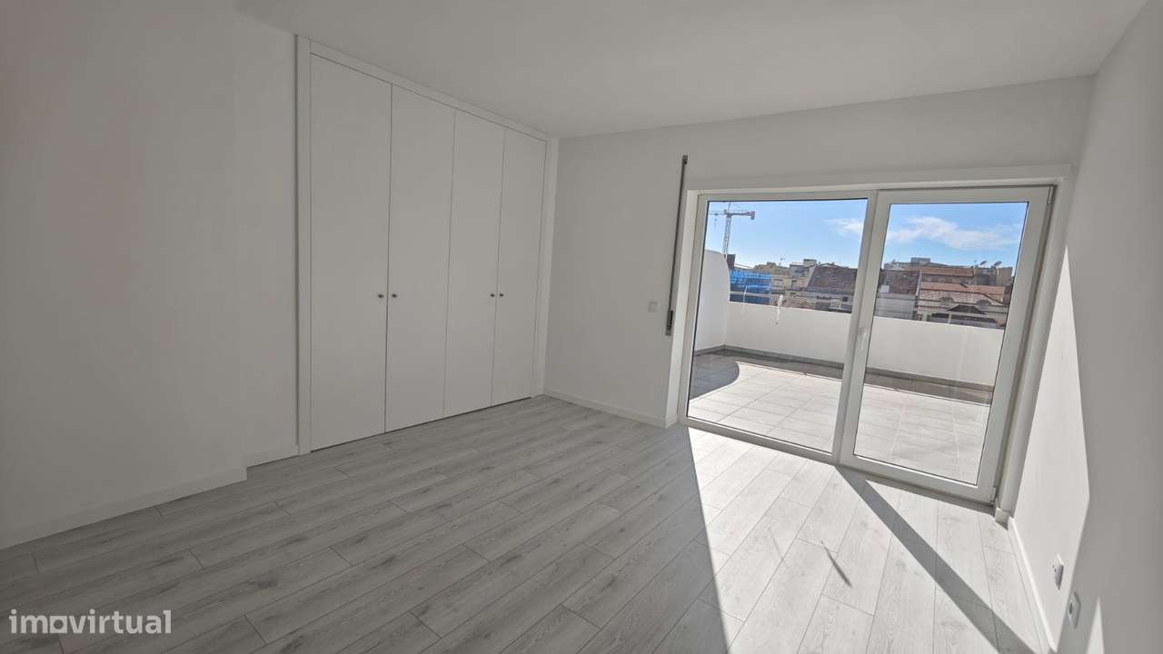 Apartamento T2 com parqueamenti e terraço. Vistas de mar-14