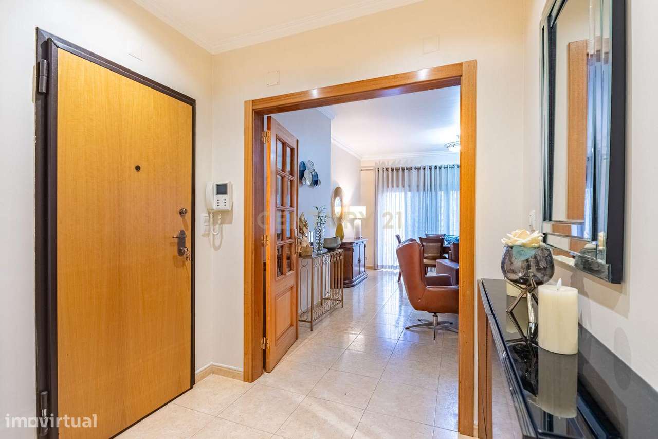 T3 com duas varandas na Rua Pulido Valente Colinas do Cruzeiro-17