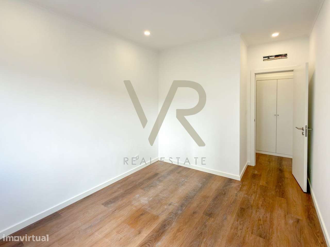T2 Totalmente Remodelado | A 10 Min. da Reboleira | Cozinha Equipada e-11