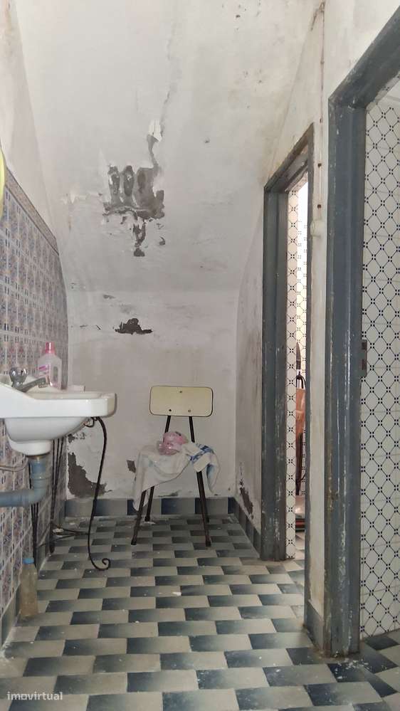 Moradia com Quintal, Garagem e Anexos no Coração de Coruche – Santarém-11