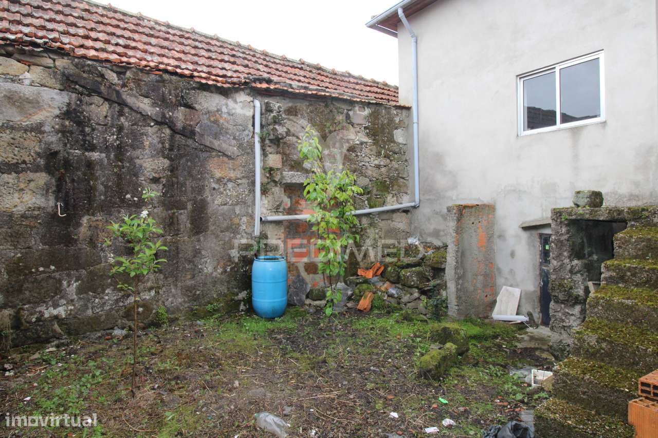 Moradia T3 para restauro com 2 pisos, 3 frentes em Valbom, Gondomar - Grande imagem: 2/34