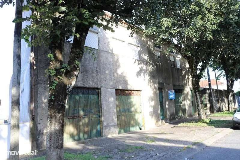Imóvel constituido por 2 frações a 2 minutos do centro da cidade Braga-13