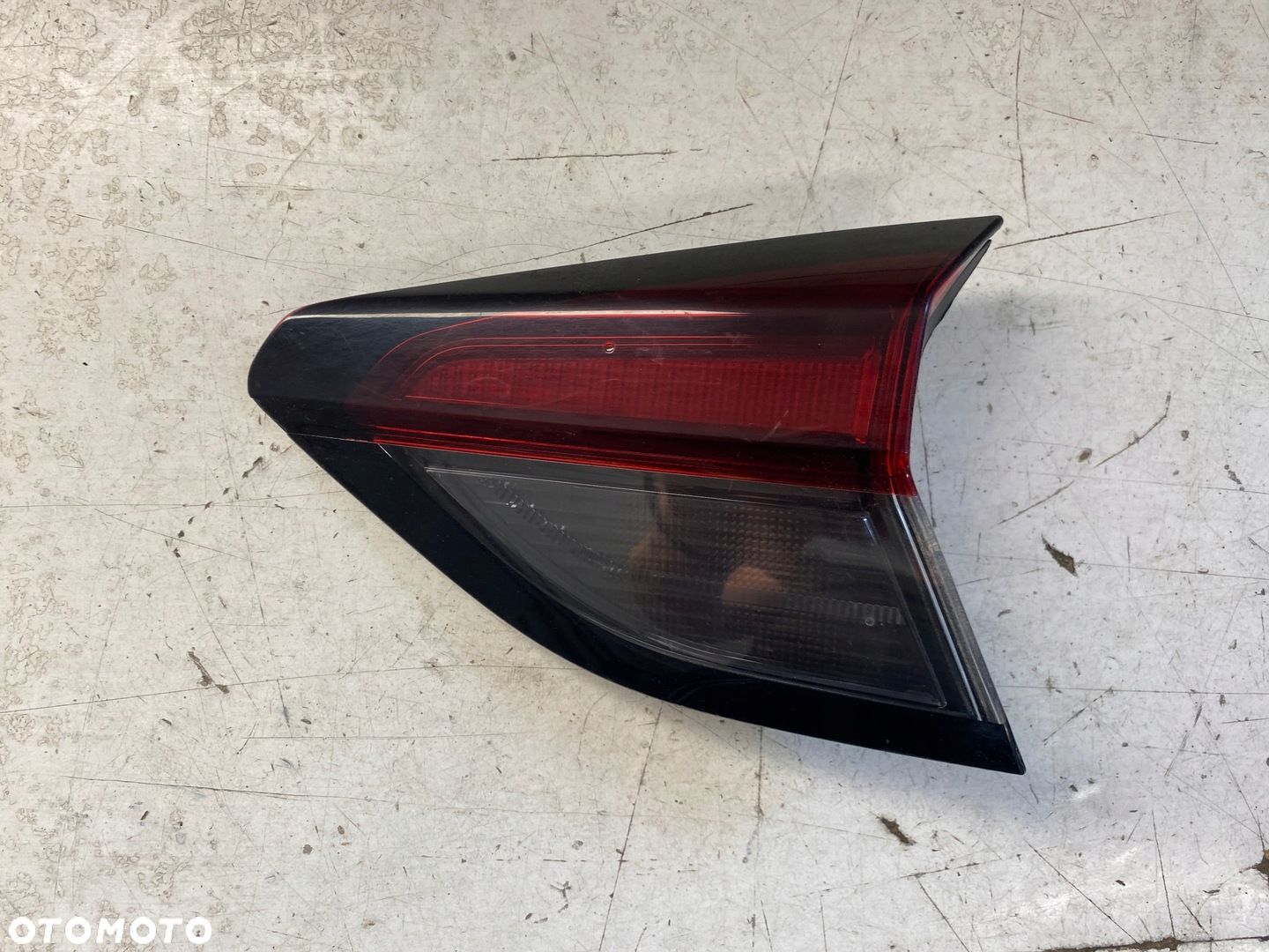 OPEL CORSA F LAMPA PRAWY TYL W KLAPĘ 90194155 - 1