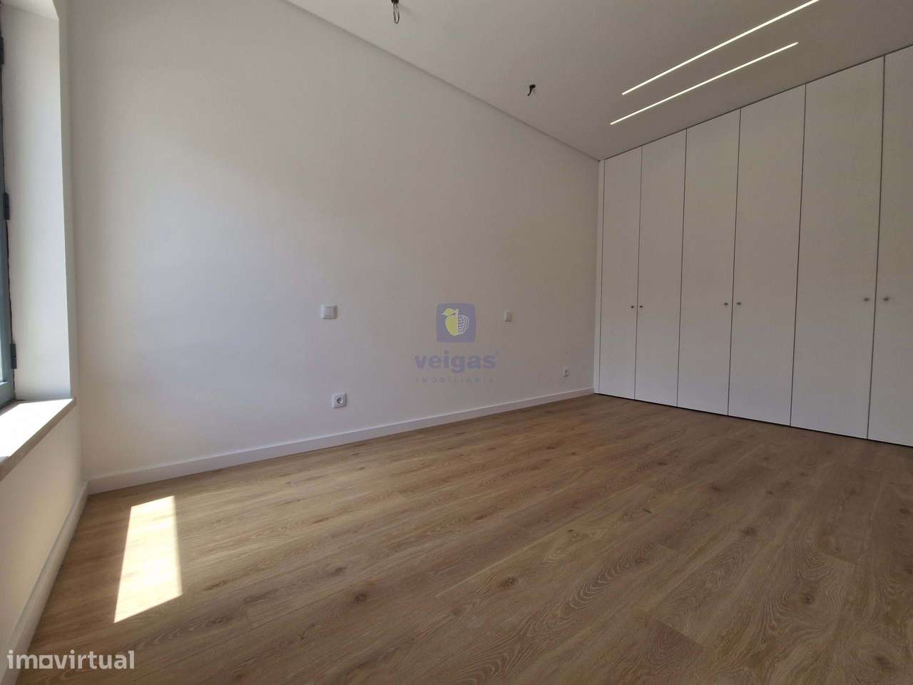 Apartamento T1 Novo no Centro de Caldas da Rainha com 2 lugares de est-11