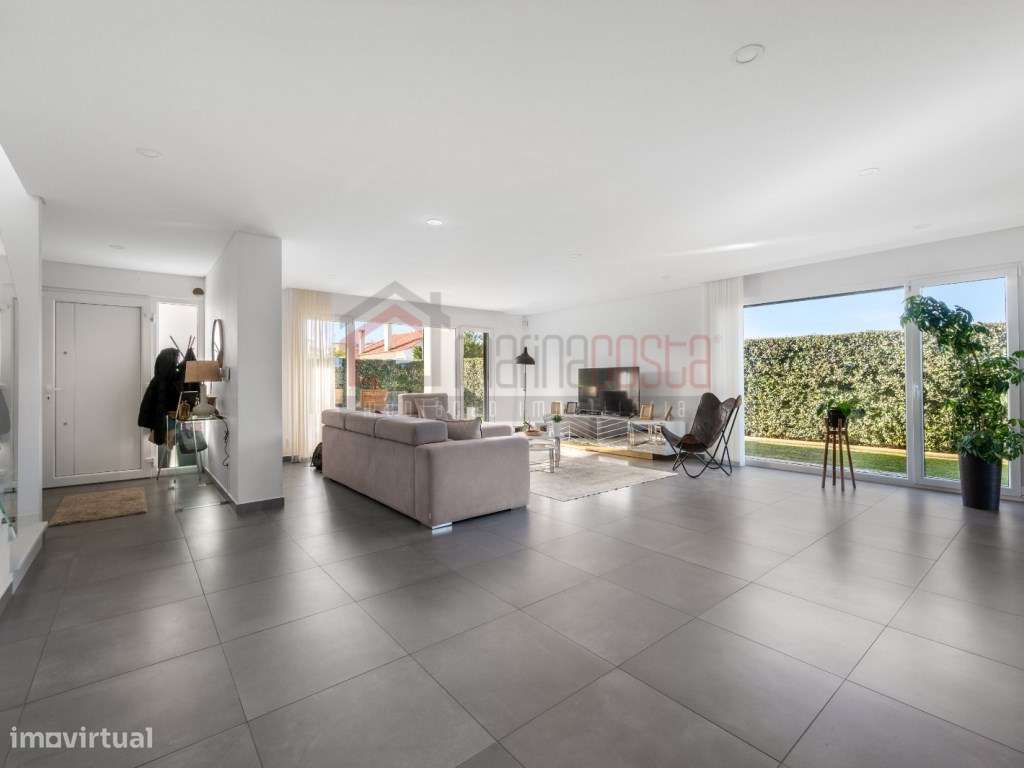Moradia de Luxo T3 com Piscina e Vista Mar-9