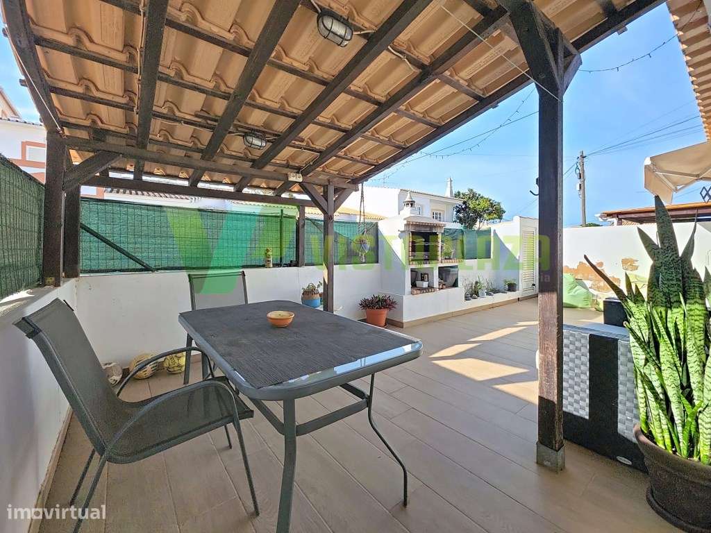 Casa térrea com 4 quartos situada na Bemposta, Portimão-5