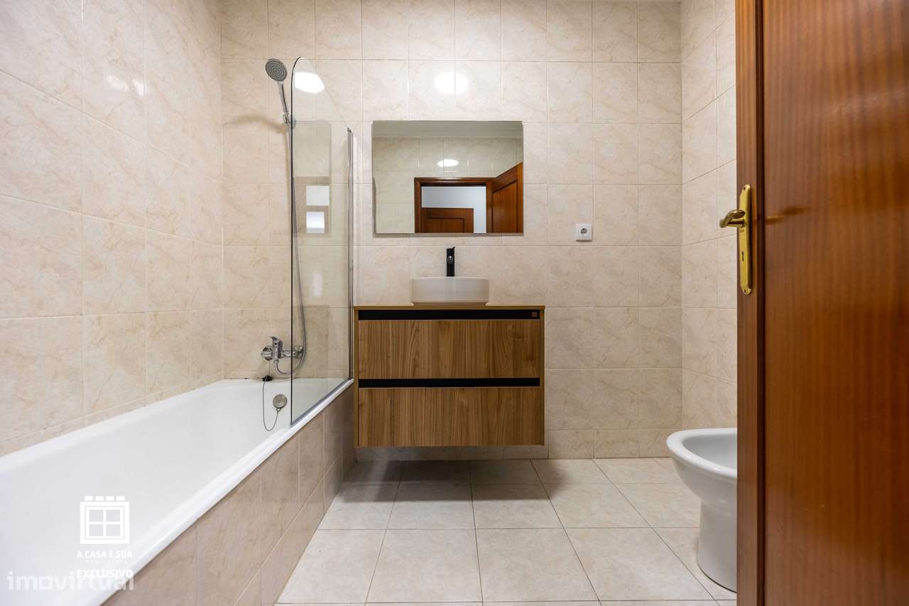Apartamento T2+1 renovado c/excelente terraço em Oliveira do Douro-8
