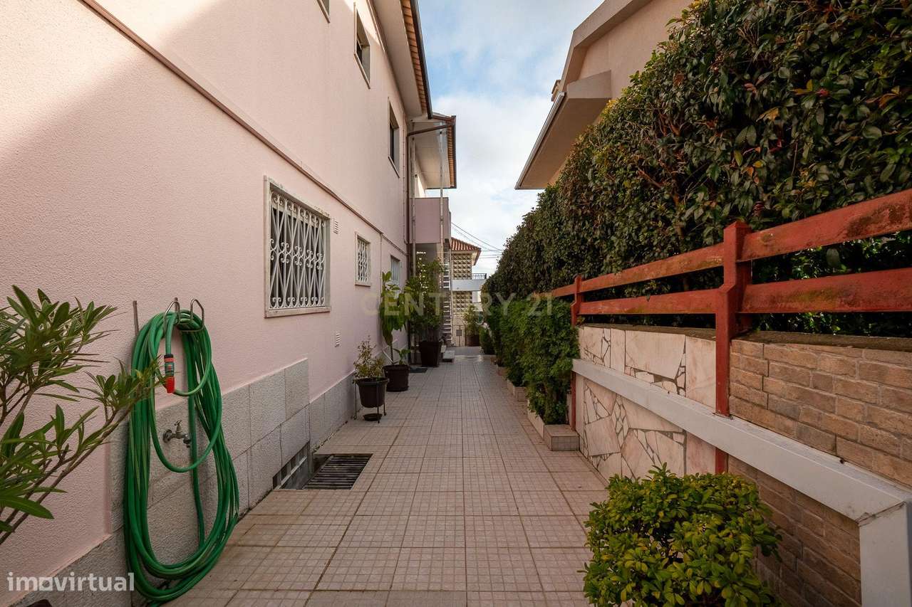 Moradia bifamiliar com dois T3 e cave ampla em Queijas - Grande imagem: 4/60