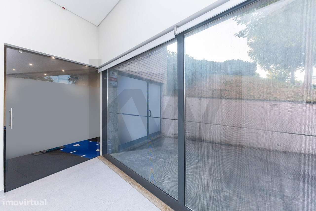 Oportunidade Única para o Seu Negócio: Loja de Luxo na Rotunda da VL8, - Grande imagem: 5/26