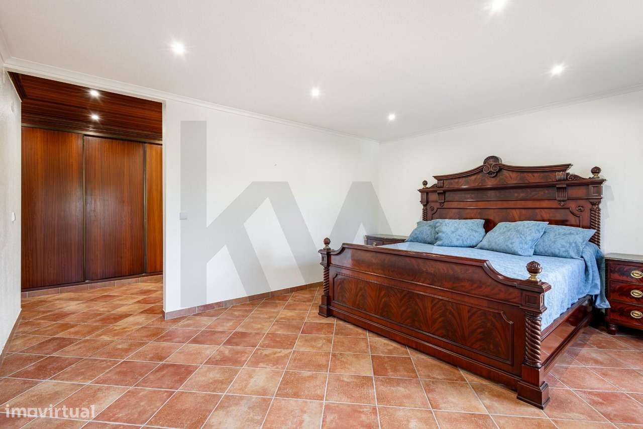 Moradia Unifamiliar com piscina e jardim no Banzão Colares-18