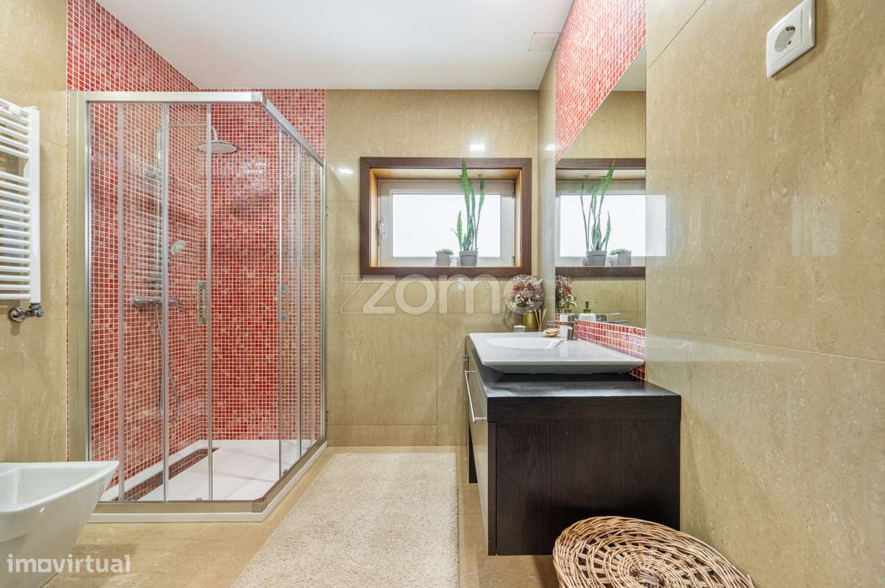 Moradia T3 c/Suítes e Piscina na Quinta das Luzes-28