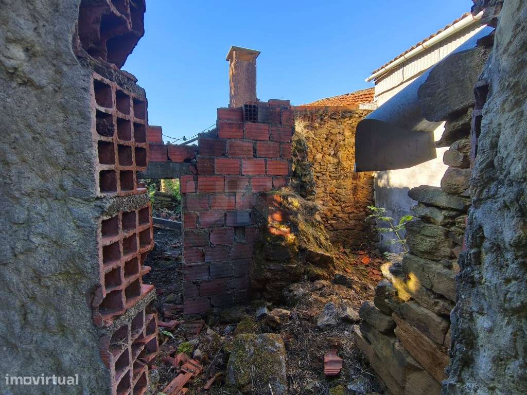 Ruina com terreno, no coração de aldeia tranquila e muito próxima d...-8