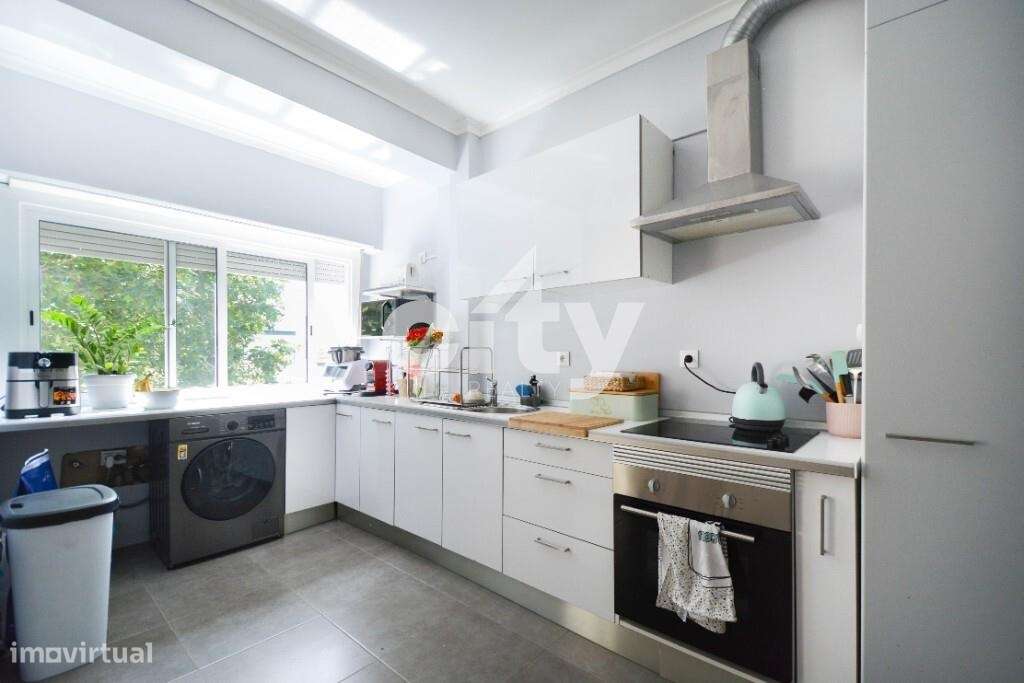 Apartamento T3 localizado em zona central de Massamá junto à Escola Se-12