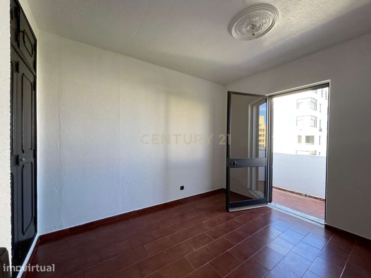 Exclusivo Apartamento T2 - Quarteira - Lugar de Garagem - Varandas - P-13