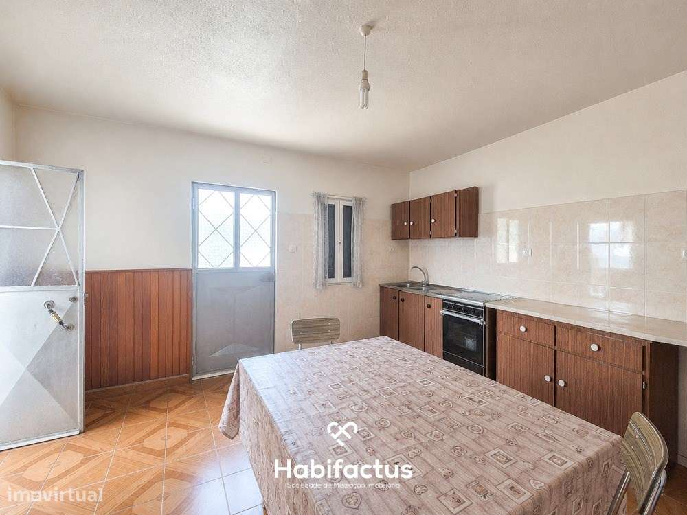 Moradia T3 para Remodelar em Bodiosa com Terreno-5